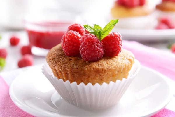 Lezzetli kek çilek ve tablo taze nane ile yakın çekim