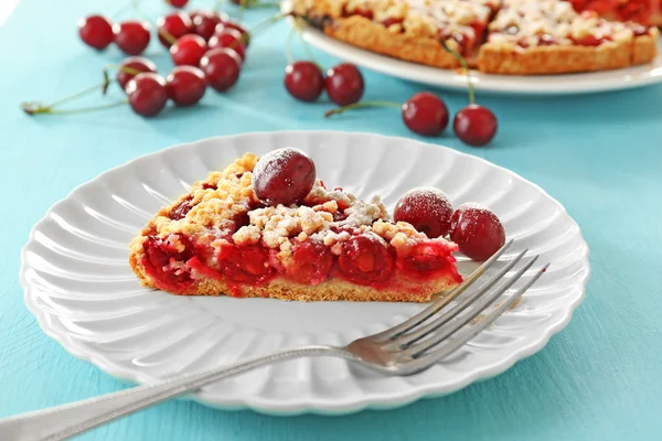 Smakelijk zelfgemaakte taart met kersen op tafel close-up — Stockfoto