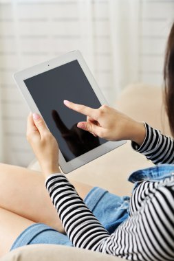 Kadın el PC tablet tutarak