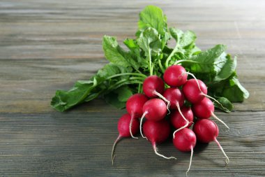 Ahşap zemin üzerinde taze kırmızı turp