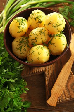 Yeşillikleri ile haşlanmış patates