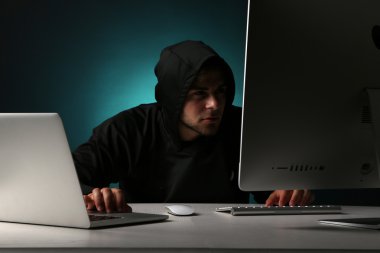 bilgisayar ile anonim Hacker 