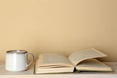 Kitaplı bir fincan çay.