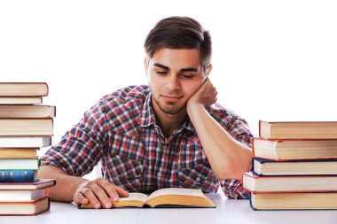 Genç adam masada kitap okumak