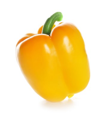 Sarı biber beyaz üzerine izole edilmiş.