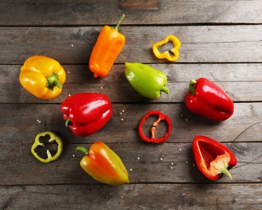Rustik ahşap masa üzerinde renkli biber