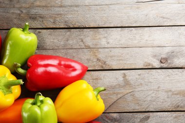 rustik ahşap zemin üzerine biber