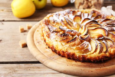 Ev yapımı elma pasta kesme tahtası üzerinde