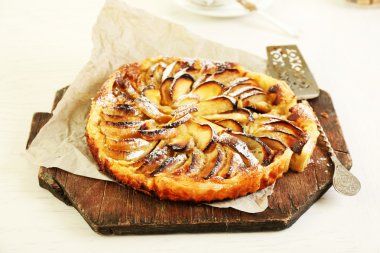 Ev yapımı elma pasta kesme tahtası üzerinde