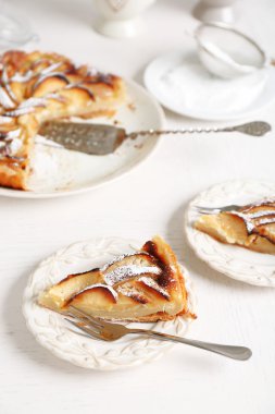 Ev yapımı elma pasta plaka üzerinde