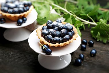 Siyah kuş üzümü ile lezzetli çıtır tart