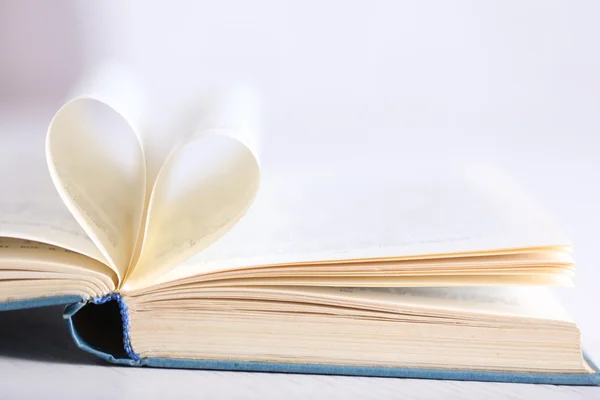 Páginas de livro curvado em forma de coração — Fotografia de Stock