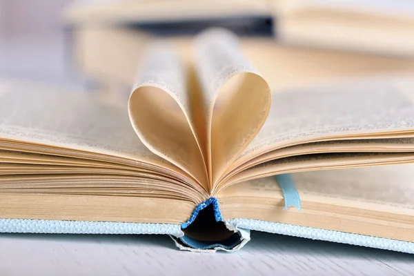 Pages de livre incurvées en forme de coeur — Photo