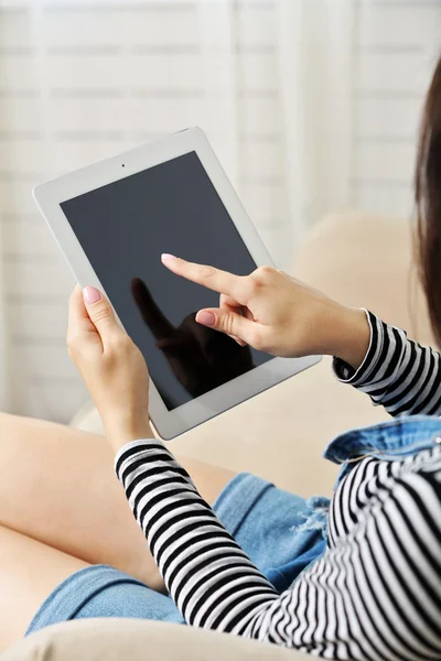 Kadın el PC tablet tutarak