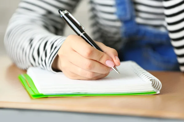 Escritura a mano femenina en cuaderno — Foto de Stock