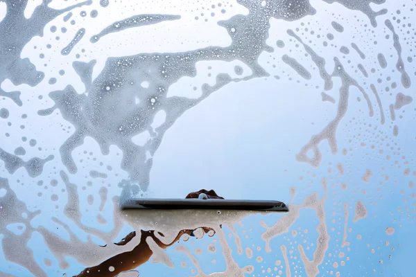 Моющее окно с мылом — стоковое фото