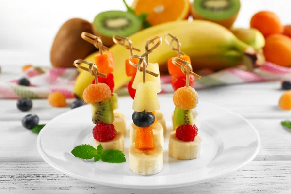 Fresh fruits on skewers — Stock Photo, Image