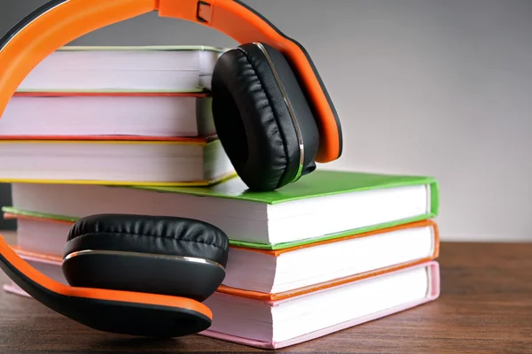Libros y auriculares como audiolibros — Foto de Stock