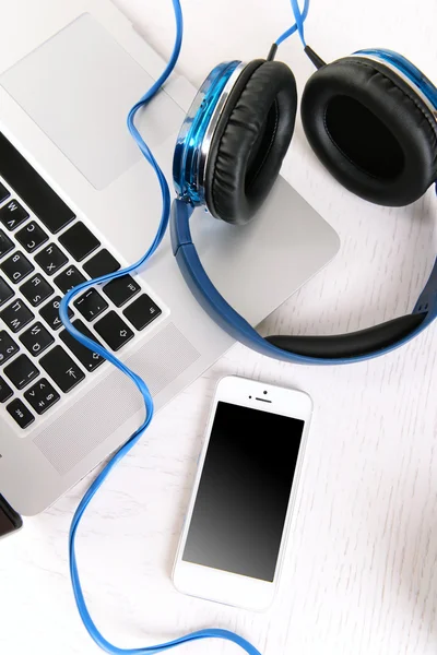 Auriculares y otros dispositivos en la encimera — Foto de Stock