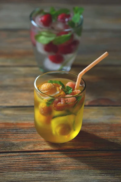 Glas kaltes erfrischendes Sommergetränk — Stockfoto