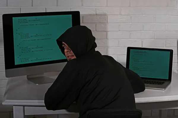 Anonimowe Hacker z komputera — Zdjęcie stockowe