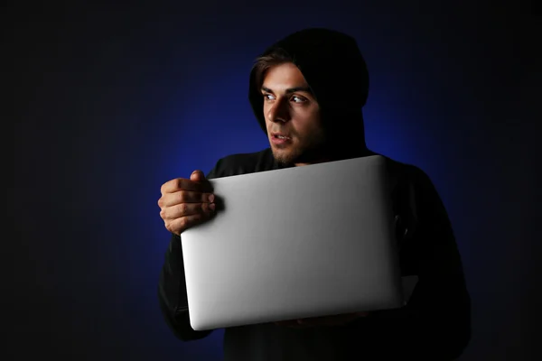 Anonieme Hacker met computer — Stockfoto