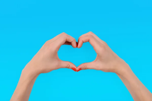 Woman makes heart using fingers — Stock Photo, Image