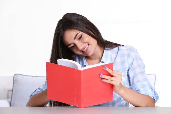 Menina leitura livro no quarto — Fotografia de Stock