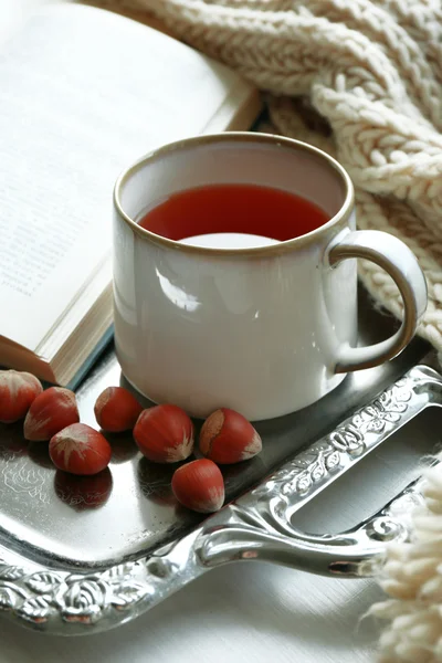 Tasse de thé avec livre — Photo