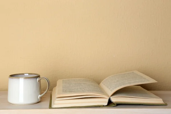 Filiżanka herbaty z książką — Zdjęcie stockowe
