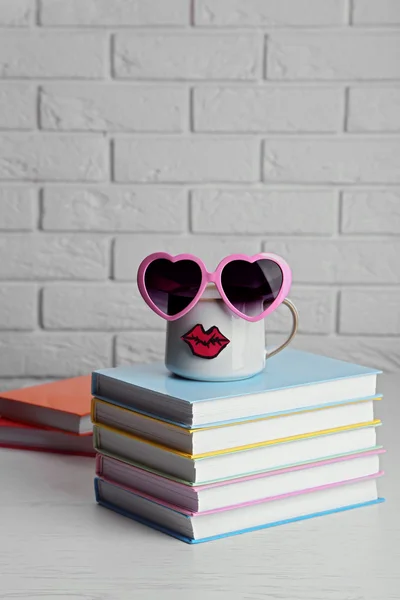 Bücher und Tasse auf Holztisch — Stockfoto