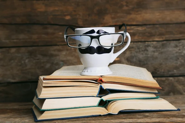 Boeken en cup met lippen — Stockfoto