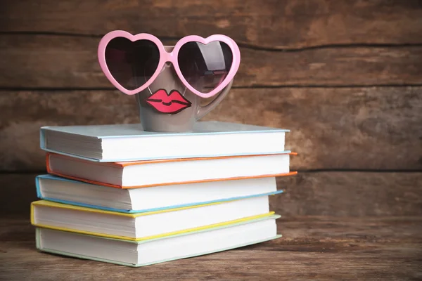 Boeken en cup met lippen — Stockfoto