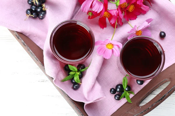 Vasos de jugo de grosella negra fresca — Foto de Stock