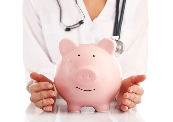 Médico com Estetoscópio Segurando Piggy Bank — Fotografia de Stock