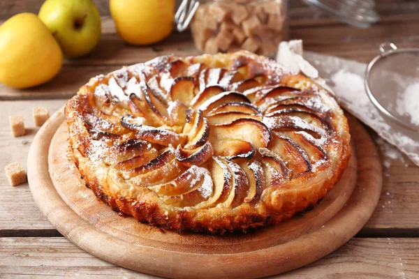 Ev yapımı elma pasta kesme tahtası üzerinde