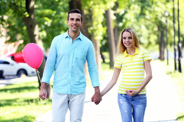 Junge schwangere Frau mit Ehemann — Stockfoto