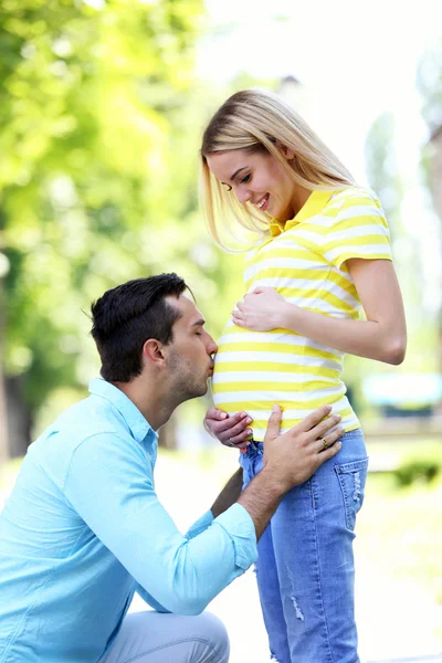 Νεαρή έγκυος γυναίκα με σύζυγο — Φωτογραφία Αρχείου