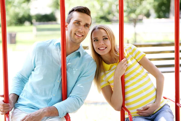 Mujer embarazada con marido en swing — Foto de Stock