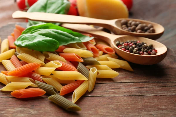 Pasta con pomodori, formaggio, spezie e basilico — Foto Stock