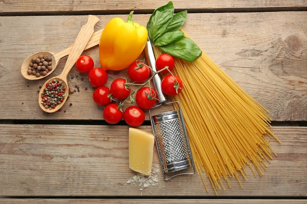 Nudelspaghetti mit Tomaten, Käse und Basilikum — Stockfoto