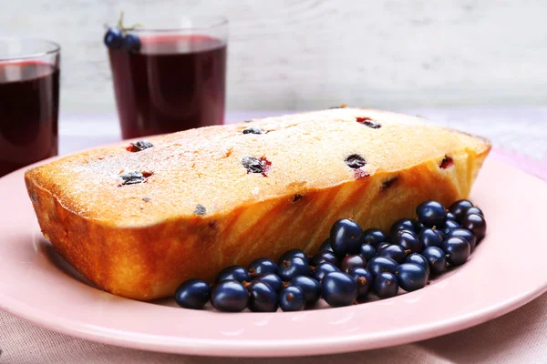 Freshly baked cake with black currants — Stock Photo, Image