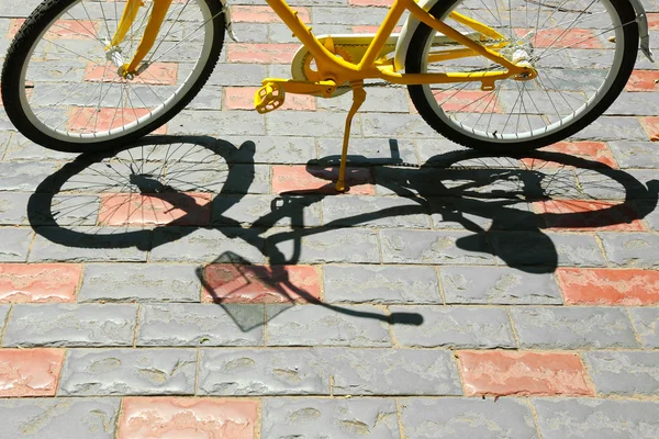 Bicicleta sobre el fondo del pavimento — Foto de Stock