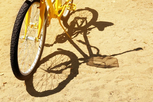 Bicicleta sobre fundo de areia — Fotografia de Stock