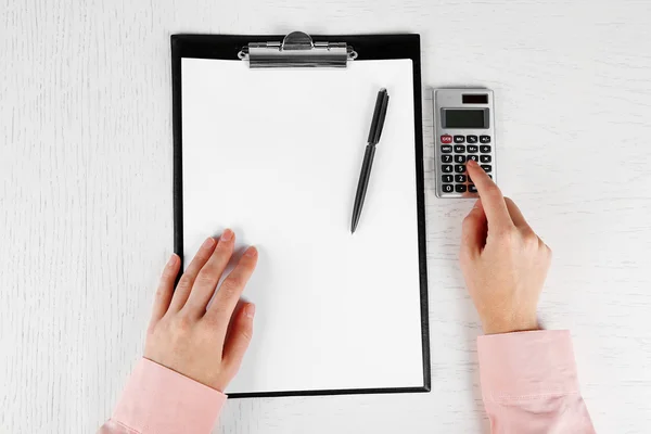 Handen werken in het kantoor met documenten en Rekenmachine op witte tafel — Stockfoto