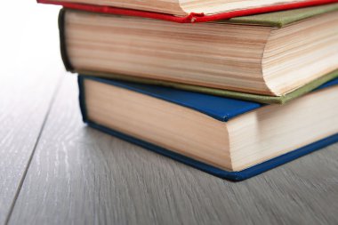 Ahşap zemin üzerine kitap yığını