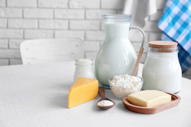 Süt ürünleri ahşap masada.