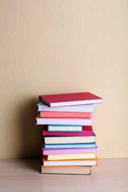 Rafta kitap yığını.
