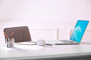 Çalışma alanı ile oda içinde laptop