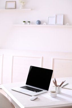 Çalışma alanı ile oda içinde laptop